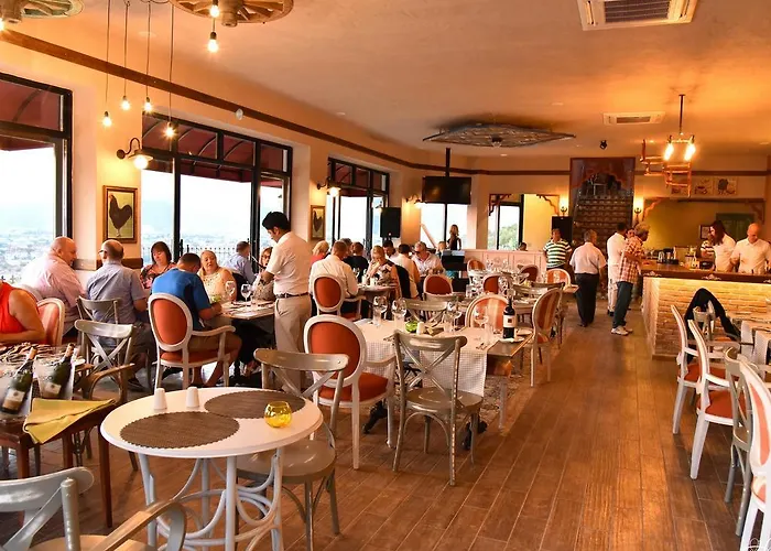 Sundial Hotel & Restaurant Отель *