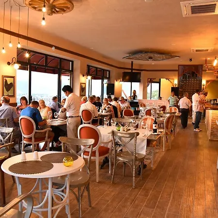 Sundial Hotel & Restaurant Отель *