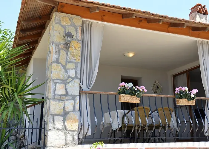 Sundial Hotel & Restaurant *