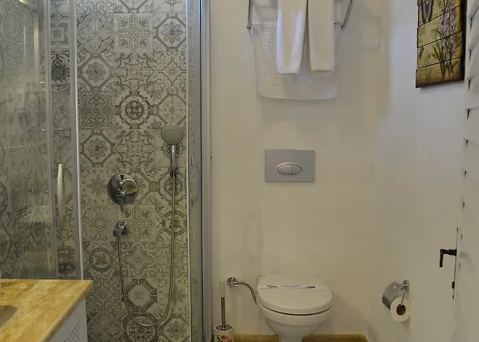 Sundial Hotel & Restaurant *