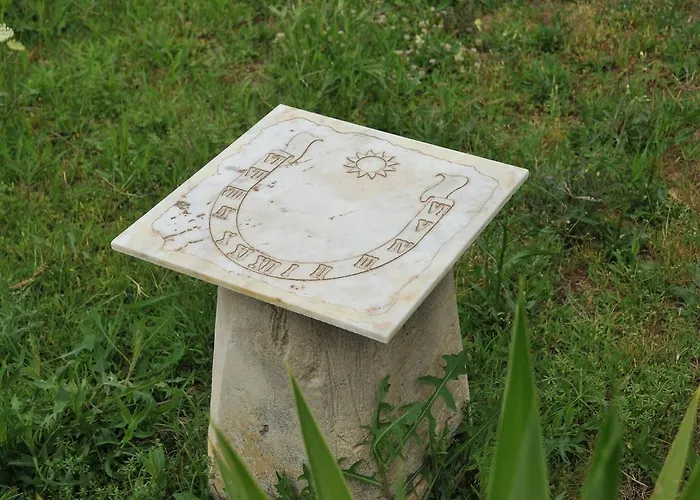 Sundial Hotel & Restaurant *