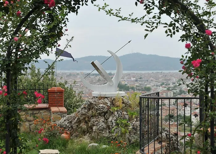 Sundial Hotel & Restaurant *